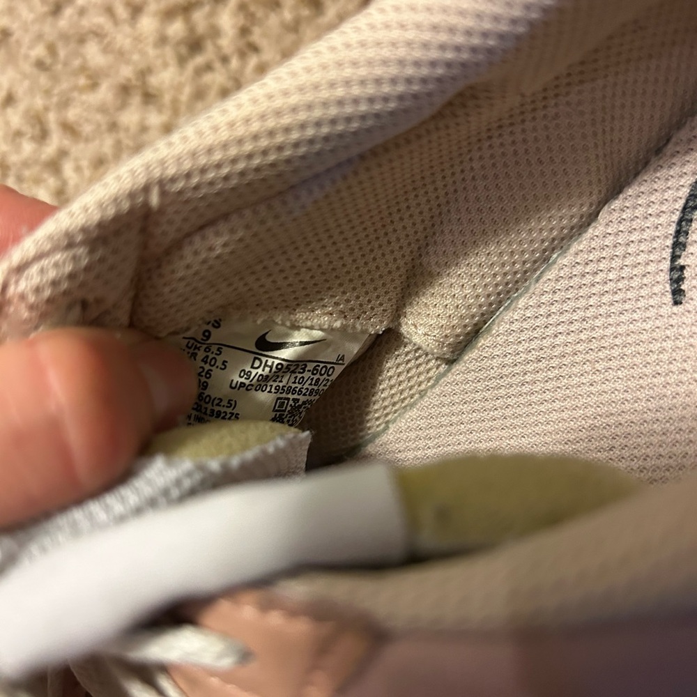 Nike shoes - Picture 5 of 5